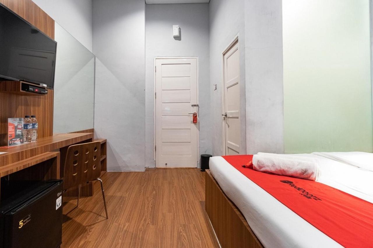Reddoorz Premium Near Centre Point Mall Медан Экстерьер фото