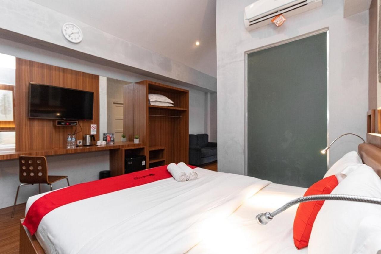 Reddoorz Premium Near Centre Point Mall Медан Экстерьер фото