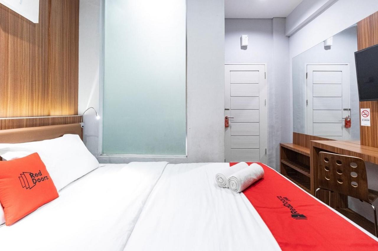 Reddoorz Premium Near Centre Point Mall Медан Экстерьер фото
